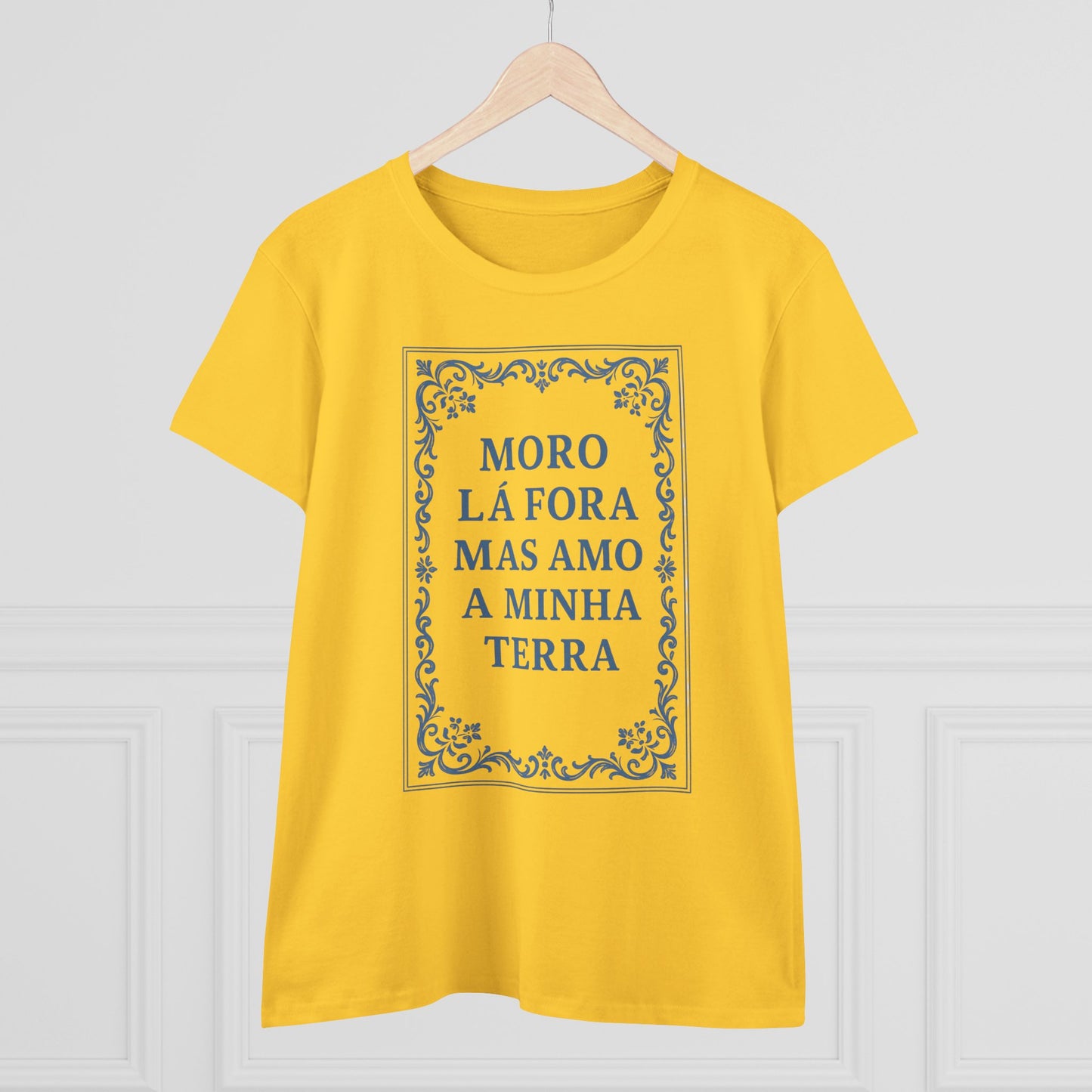 Moro lá fora mas amo a minha terra - T-shirt Mulher