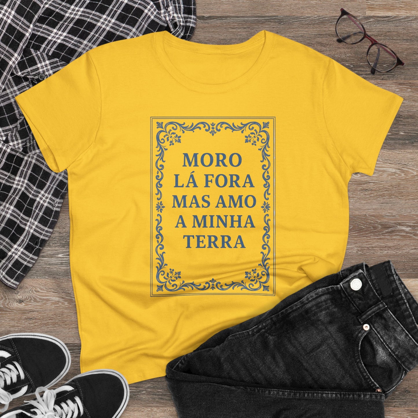 Moro lá fora mas amo a minha terra - T-shirt Mulher